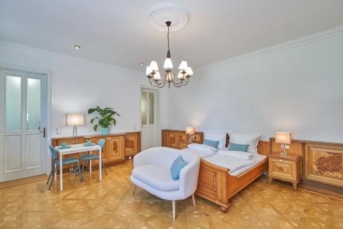 um quarto com uma cama, uma cadeira e uma mesa em Exclusive Entry: Cozy Guestroom em Baden