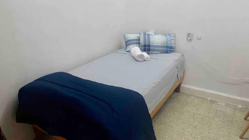 a small bed in a corner of a room at Q'enti Hospedaje San Blas 2 in Cusco