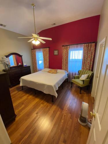 Schlafzimmer mit einem Bett und einem Deckenventilator in der Unterkunft Whitfield Manor in Lexington