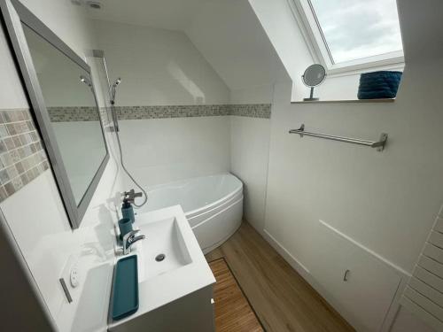 une salle de bain blanche avec un lavabo et une baignoire dans l'établissement Maison Pornichet -3 ch- Proche hippodrome, plages, à Pornichet