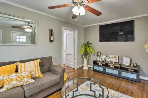 uma sala de estar com um sofá e uma ventoinha de tecto em Private Oasis (1bdr/1bth) AVIS Discount Available em Atlanta
