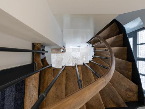 una escalera de caracol en una casa con suelo de madera en Duplex et Studio Saint Martin Le Beau en Saint-Martin-le-Beau