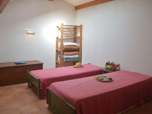 Cette chambre comprend 2 lits et une étagère avec des serviettes. dans l'établissement Appart cosy avec mezzanine, terrasse et parking à Fréjus - FR-1-226A-109, à Fréjus