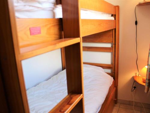 ein paar Etagenbetten in einem Zimmer in der Unterkunft Appartement cosy à Vars Les Claux, 3 pièces, balcon, proche pistes et commerces, 6 couchages - FR-1-330B-193 in Vars