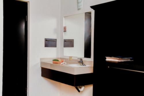 a bathroom with a sink and a mirror at Maxihotel Business Class Culiacan in Culiacán