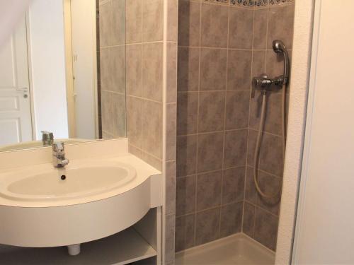ein Badezimmer mit Waschbecken und Dusche in der Unterkunft Appartement cosy à Vars Les Claux, 3 pièces, balcon, proche pistes et commerces, 6 couchages - FR-1-330B-193 in Vars