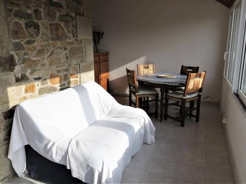 une chambre avec un lit, une table et des chaises dans l'établissement Maison bretonne avec jardin clos, centre Perros-Guirec, proche plage et commerces - FR-1-368-285, à Perros-Guirec