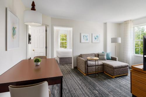 Area soggiorno di TownePlace Suites Manchester-Boston Regional Airport