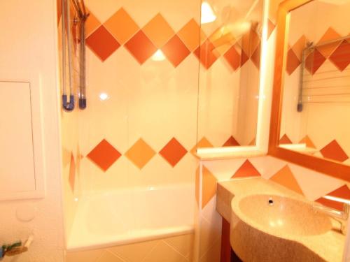 une salle de bain avec une douche, un lavabo et une baignoire dans l'établissement Appartement cosy 2P pour 4 pers. à 100m des pistes et commerces - L'Alpe d'Huez - FR-1-405-212, à Huez