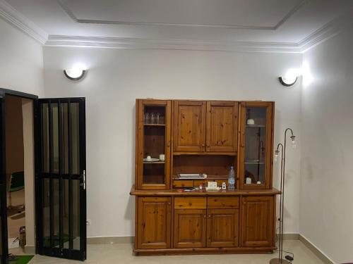 Habitación con armario de madera en la pared. en Villa sokhna ndeye mbacke, en Dakar