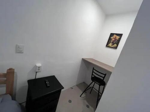 Habitación pequeña con escritorio y silla. en Q'entiHospedaje San Blas 3 en Cuzco