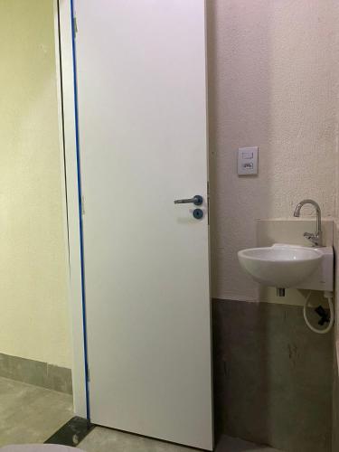 La salle de bains est pourvue de toilettes et d'un lavabo. dans l'établissement Hospedagens Express I, à Chapada dos Guimarães