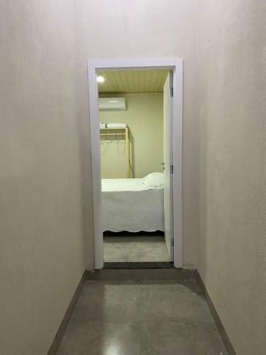 una puerta abierta a un dormitorio con cama en Hospedagens Express I, en Chapada dos Guimarães