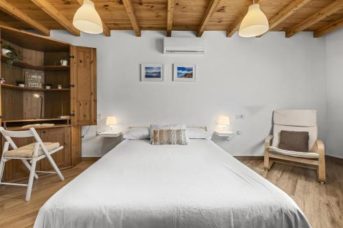 - une chambre avec un grand lit et deux chaises dans l'établissement Casahost Casa Ahul Family Time, à Costa Teguise