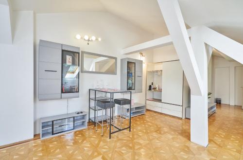 cocina con mesa y sillas en una habitación en Big Apartment in Guesthouse, en Baden