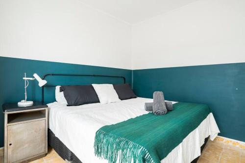 ein Schlafzimmer mit einem großen Bett mit blauer Wand in der Unterkunft Quiet 2 Bed Private Patio Steps from Parque Mexico in Escandon in Mexiko-Stadt