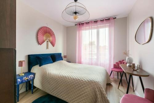 um quarto com uma cama, uma mesa e uma janela em Appartement climatisé T3 chic à Strasbourg avec billard et terrasse em Estrasburgo