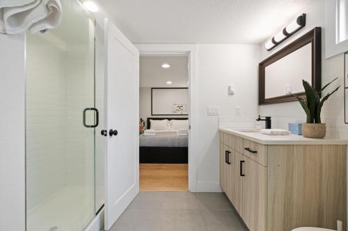 een badkamer met een douche en een wastafel bij Rare Redesign Cozy Space, Quaint Local Location in Camas