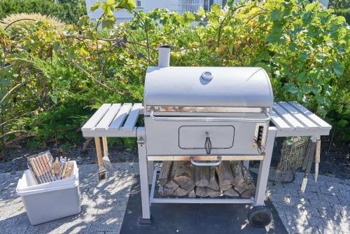 Ein für Gäste verfügbarer Grill in der Pension