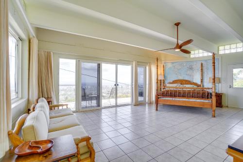 Honolulu Hideaway with Balcony City and Ocean View! في هونولولو: غرفة معيشة مع أريكة وسرير