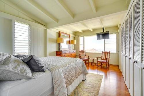 Schlafzimmer mit einem Bett, einem Tisch und Stühlen in der Unterkunft Breezy Honolulu Home Rental Ocean and Skyline Views in Honolulu