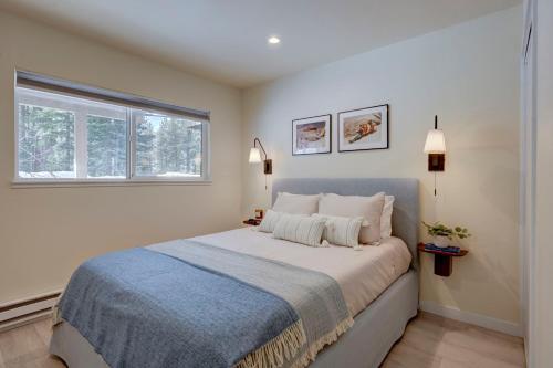 um quarto com uma cama grande e uma janela em Luxury Tahoe Getaway in Incline Village em Incline Village