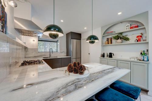 uma cozinha com uma grande bancada em mármore em Luxury Tahoe Getaway in Incline Village em Incline Village