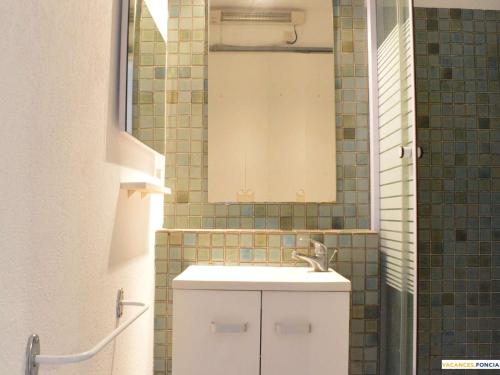 une salle de bain avec un lavabo et un miroir dans l'établissement Studio avec Terrasse, Parking et Piscine, Narbonne Plage - FR-1-229B-59, à Narbonne