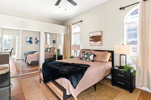 um quarto com uma cama e um espelho em Live in Style: Luxury Condo em Henderson