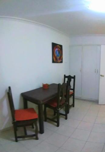 una mesa de comedor y sillas en una habitación en Departamento MENDOZA QUINTA en Mendoza