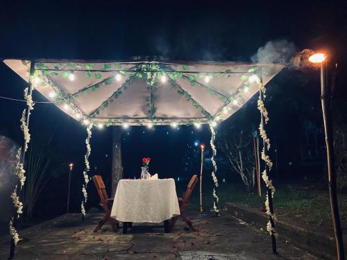 un tavolo in tenda con luci di Finca Hotel Spa Zhay a Tibirita