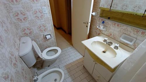 une salle de bains avec toilettes et lavabo dans l'établissement EfDepartamentos Plaza Colon con balcón a la calle, à Mar del Plata