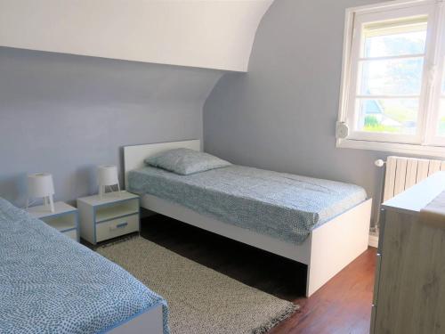 une petite chambre avec un lit et une fenêtre dans l'établissement Maison renovée avec jardin, WiFi, à 1km du port de Ploumanac'h, Perros-Guirec - FR-1-368-303, à Perros-Guirec