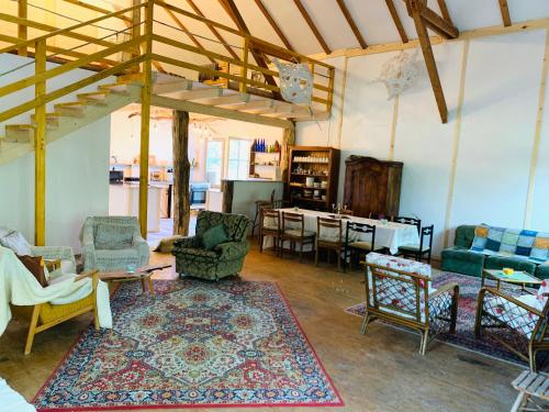 een woonkamer met stoelen en een tapijt bij Home of arts and creation, Erdei alkoto studio in Kismaros