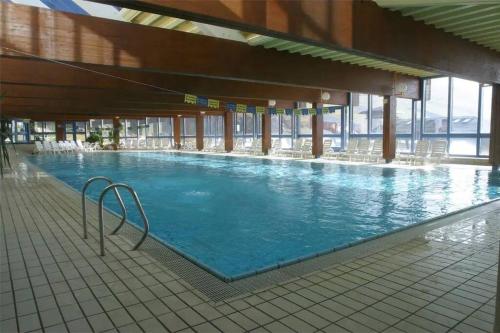 una gran piscina con sillas en un edificio en Maso Corto Intero Appartamento, en Maso Corto