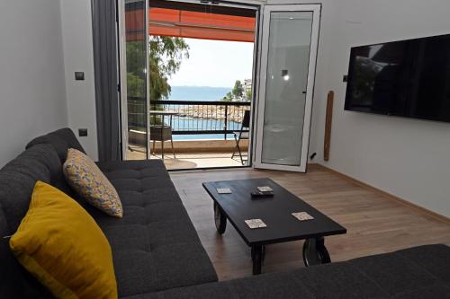 ピレウスにあるSea Luxury Apartmentsのソファとテーブルのあるリビングルーム