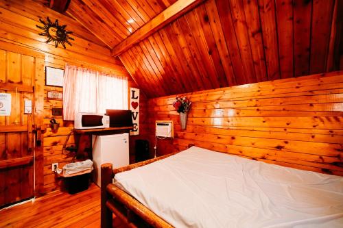 Postel nebo postele na pokoji v ubytování La Junta Colorado Cabins