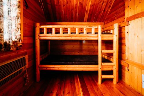 Postel nebo postele na pokoji v ubytování La Junta Colorado Cabins