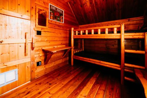 Palanda nebo palandy na pokoji v ubytování La Junta Colorado Cabins
