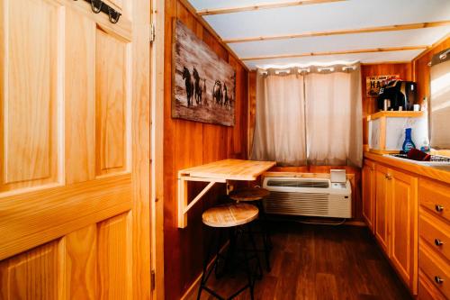 una pequeña cocina con escritorio y fregadero en La Junta Colorado Cabins, en La Junta