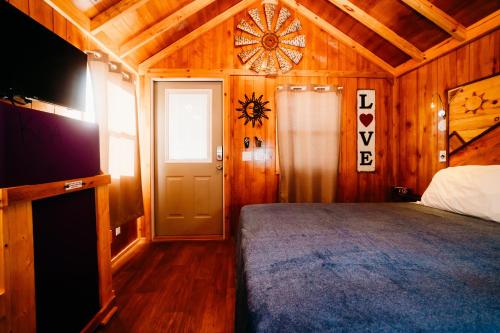 Postel nebo postele na pokoji v ubytování La Junta Colorado Cabins