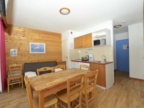 eine Küche und ein Esszimmer mit einem Tisch und Stühlen in der Unterkunft Appartement Chamrousse, 3 pièces, 6 personnes - FR-1-549-78 in Chamrousse