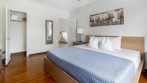 a bedroom with a large bed in a room at Brickell 4ever Apartment Beach 10 minutes Location in Miami
