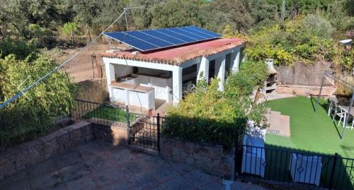 una vista aerea di una casa con tetto solare di VILLAJARAS a Cordoba