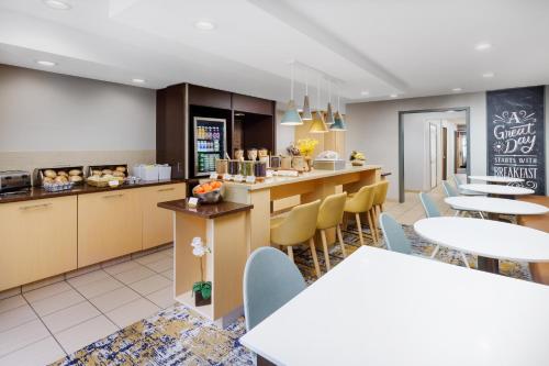 um restaurante com mesas e cadeiras e uma cafetaria em TownePlace Suites Philadelphia Horsham em Horsham