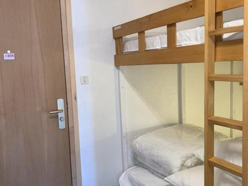 une chambre avec un lit superposé et une échelle dans l'établissement Charmant studio 4 pers. 32 m², balcon Sud, télésiège à 50m – Alpe d’Huez - FR-1-405-222, à Huez