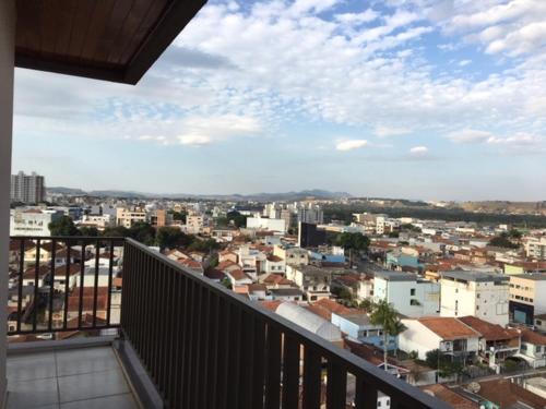 d'un balcon offrant une vue sur la ville. dans l'établissement Fenix Hotel Pouso Alegre, à Pouso Alegre