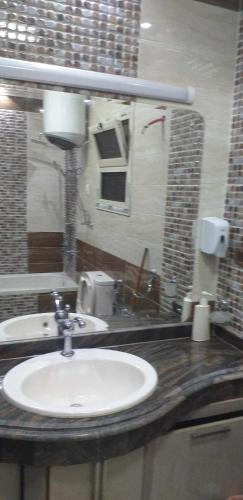 Koupelna v ubytování شقة فندقيه فاخرة بمنطقة المعادى صف اول جميع الغرف تطل على النيل A luxury hotel apartment in Maadi, first row. All rooms overlook the Nile