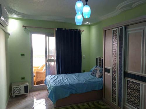 Postel nebo postele na pokoji v ubytování شقة فندقيه فاخرة بمنطقة المعادى صف اول جميع الغرف تطل على النيل A luxury hotel apartment in Maadi, first row. All rooms overlook the Nile