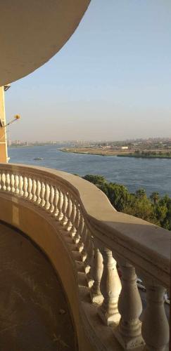 Balkón nebo terasa v ubytování شقة فندقيه فاخرة بمنطقة المعادى صف اول جميع الغرف تطل على النيل A luxury hotel apartment in Maadi, first row. All rooms overlook the Nile